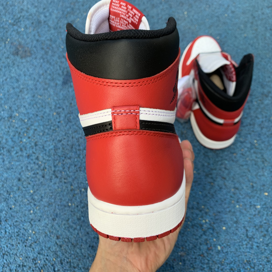 Jordan 1 Retro Chicago (2015) - SneakerCharter.com