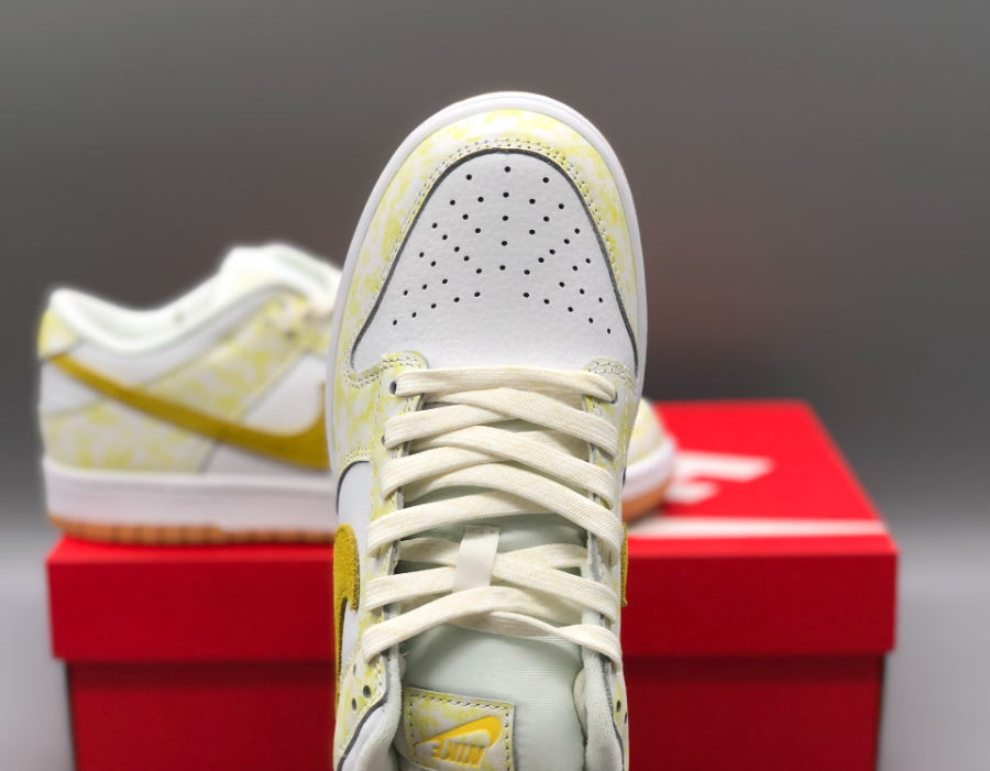 dunk low og yellow strike