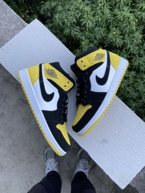 Air Jordan 1 Mid SE 'Yellow Toe' - SneakerCharter.com