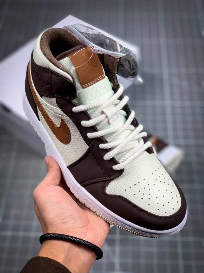 Air Jordan 1 Mid SE 'Cream Dark Chocolate' - SneakerCharter.com