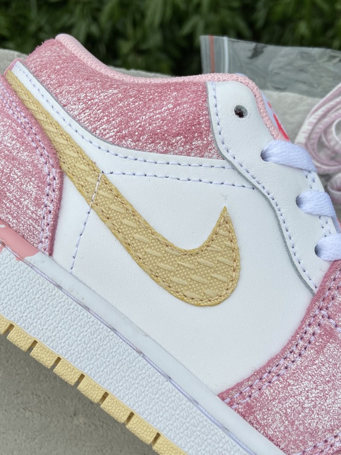 Air Jordan 1 Low 'Strawberry Ice Cream'