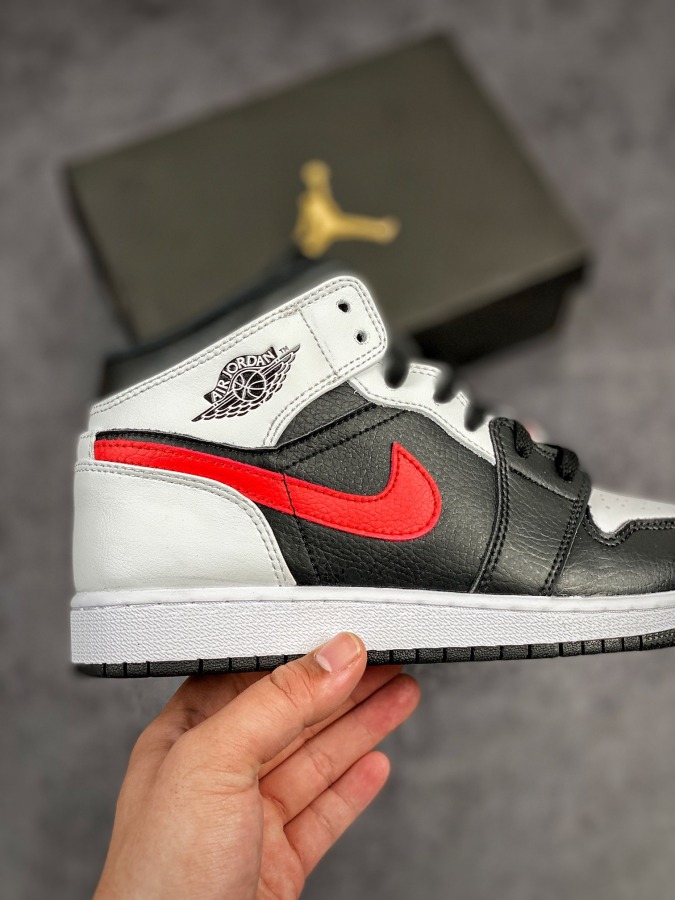 Air Jordan 1 Mid 'Chile Red'